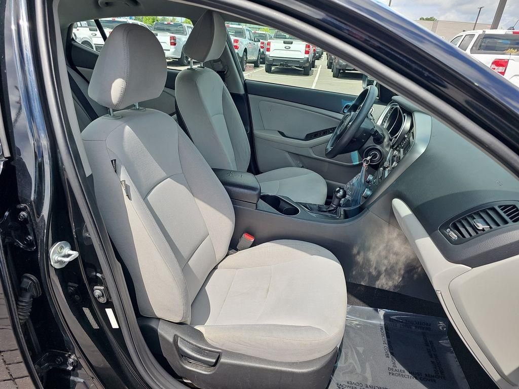 Used 2015 Black Kia LX image 10