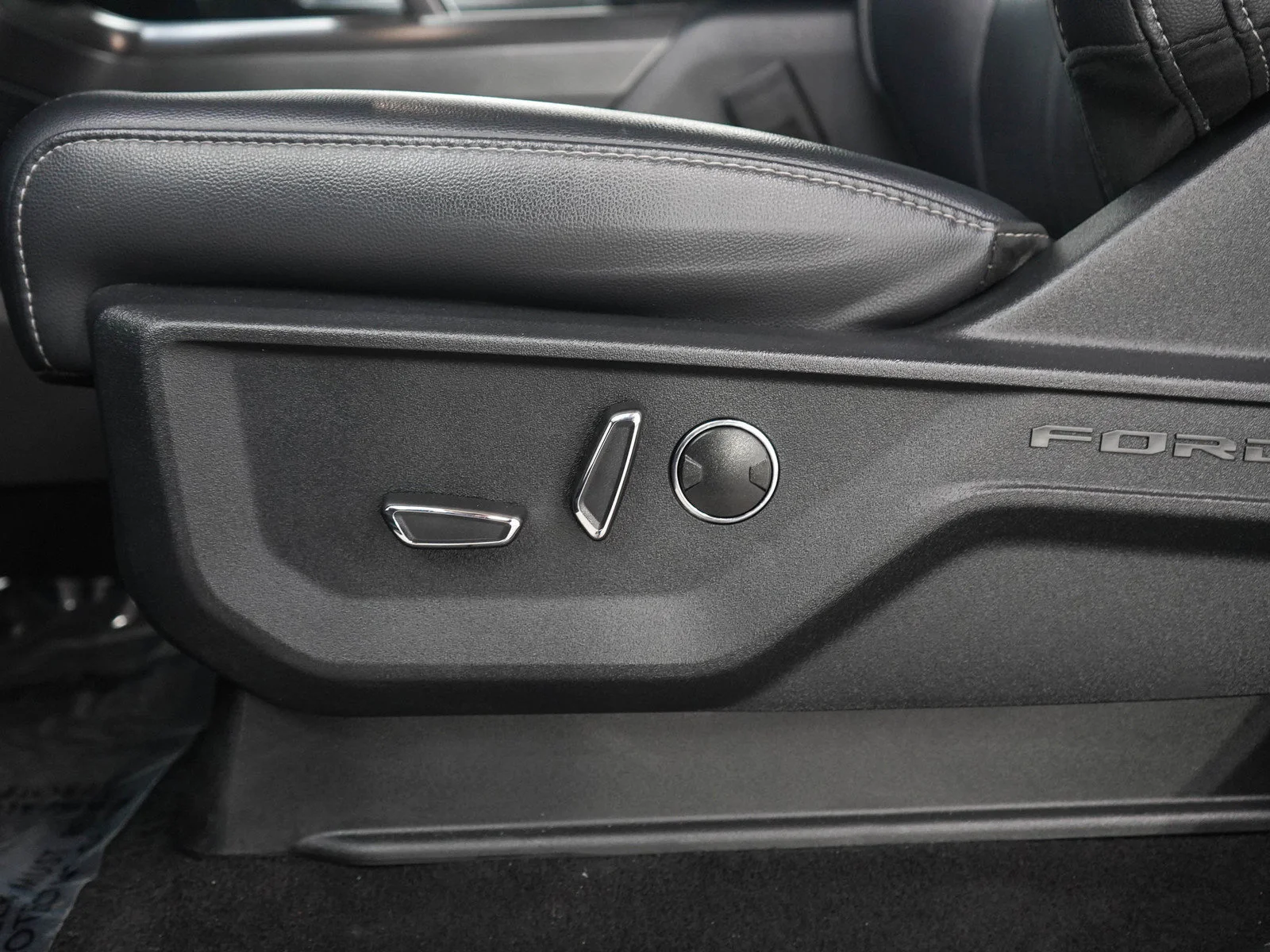 Used 2025 Atlas Blue Metallic Ford LARIAT image 26