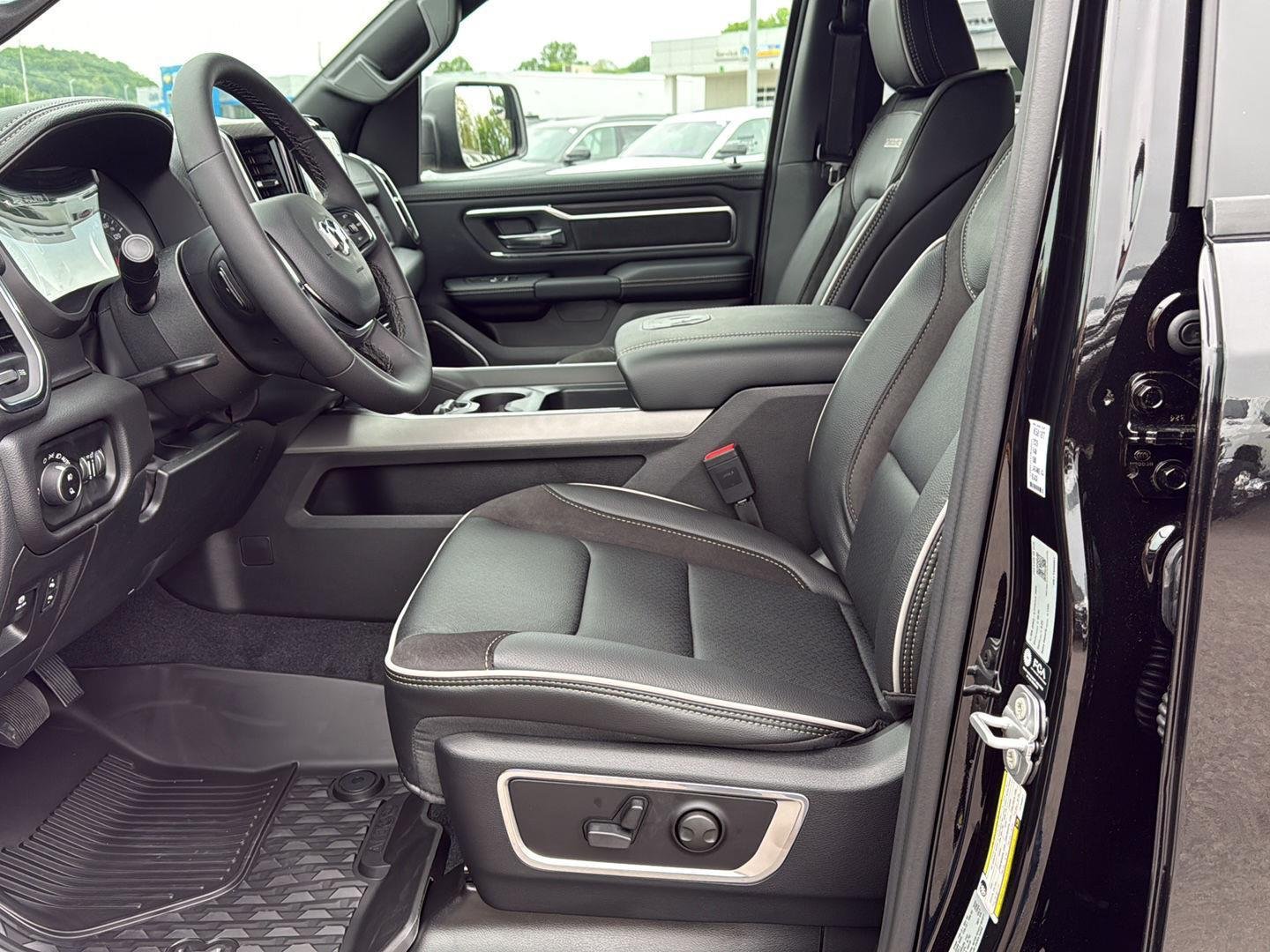 New 2026 Diamond Black Crystal Pearl-Coat Exterior Paint RAM Laramie image 10