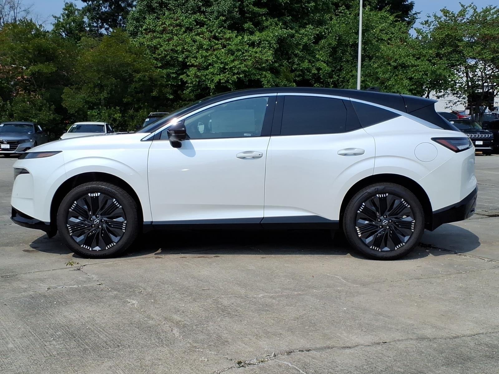 New 2026 Everest White Pearl TriCoat / Super Black Two-tone Nissan Platinum image 3