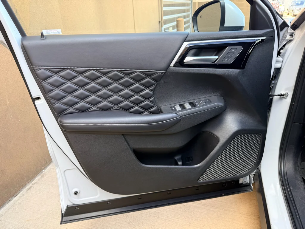 Used 2024 White Diamond Mitsubishi SEL image 10