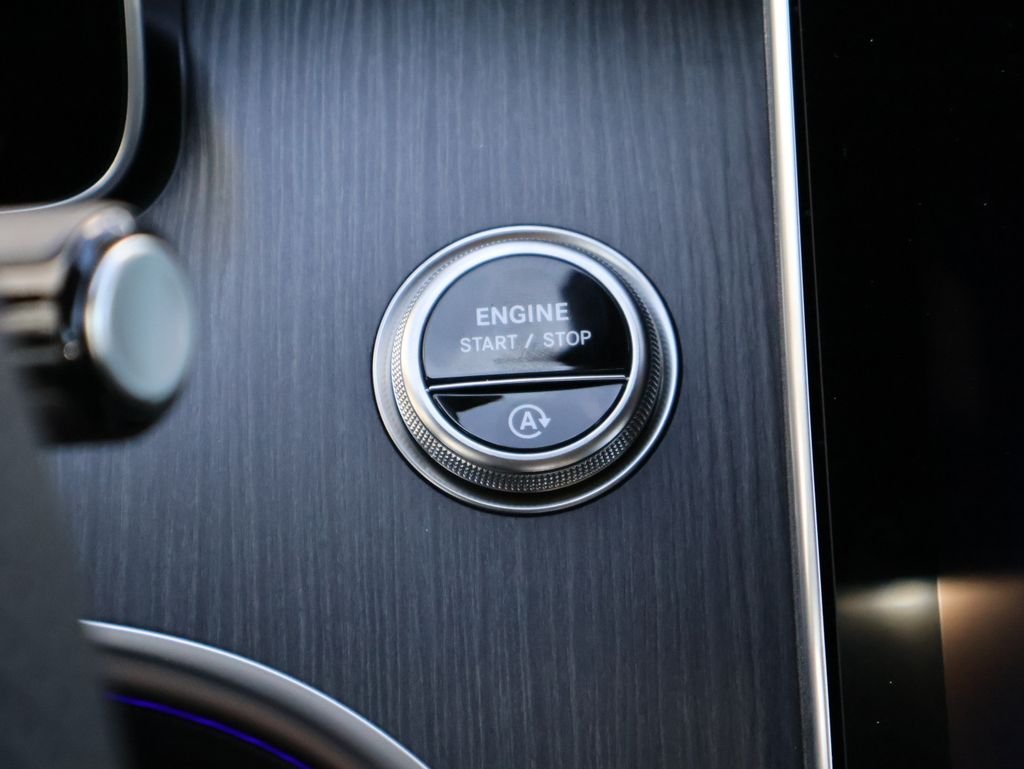 New 2026 MANUFAKTUR Patagonia Red Metallic Mercedes-Benz C 300 image 27