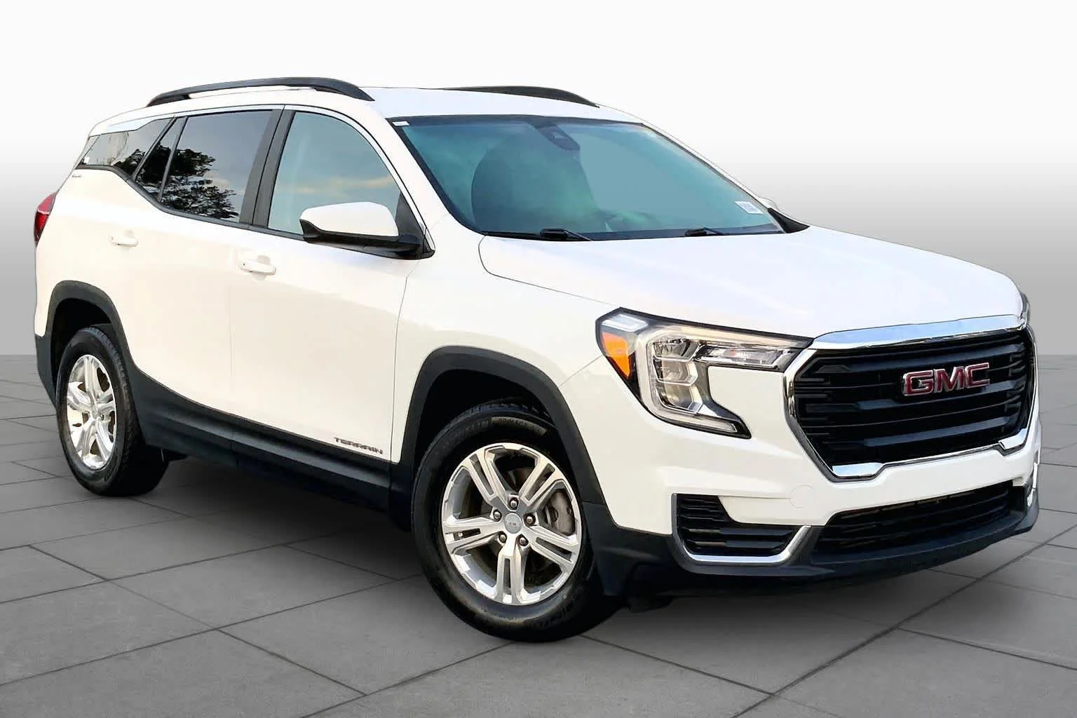 Used 2022 Summit White GMC SLE image 3