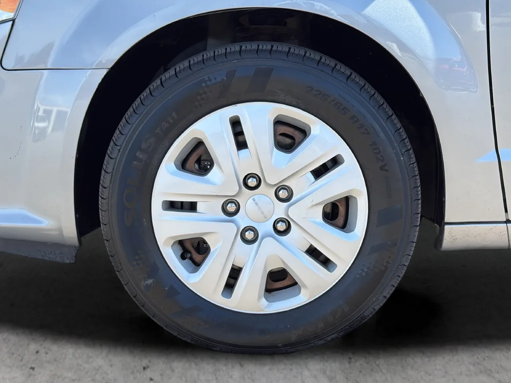 Used 2015 Silver Dodge SE image 33