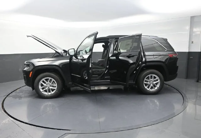 New 2026 Diamond Black Crystal Pearl-Coat Exterior Paint Jeep Laredo X image 33