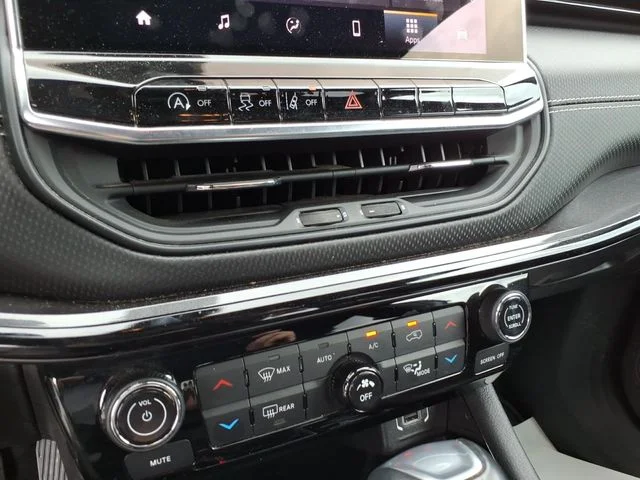 Used 2022 Silver Jeep Latitude image 28
