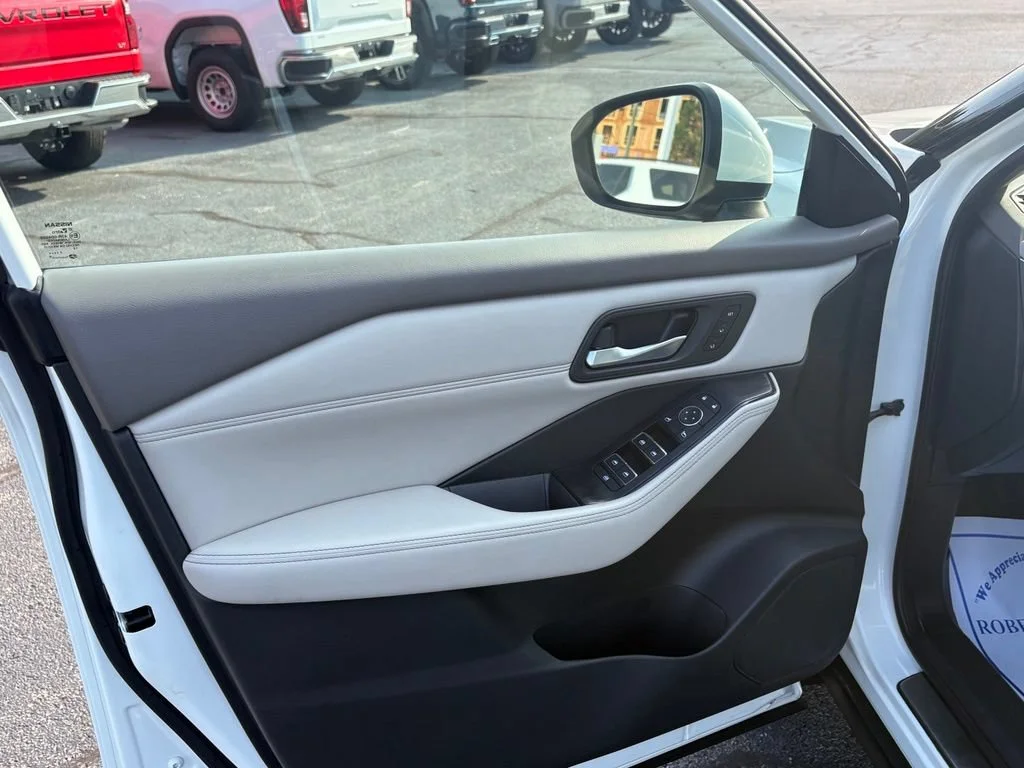 Used 2023  Nissan SL image 11