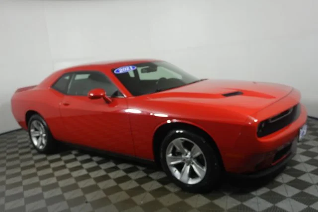 Used 2021 Torred Clearcoat Dodge SXT image 1