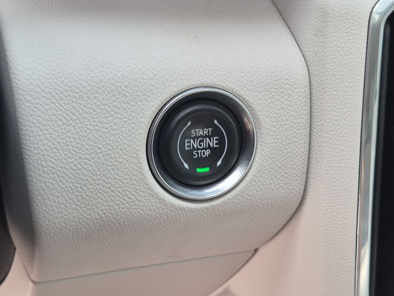 Used 2025 White Frost Tricoat GMC Denali image 16