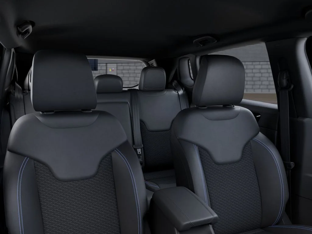 New 2026 Bright White Clear-Coat Exterior Paint Jeep Latitude image 27