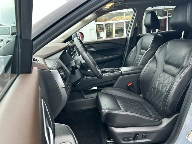Used 2021 Gray Nissan Platinum image 31