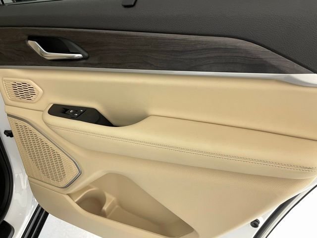 New 2025 Bright White Clear-Coat Exterior Paint Jeep Limited image 38
