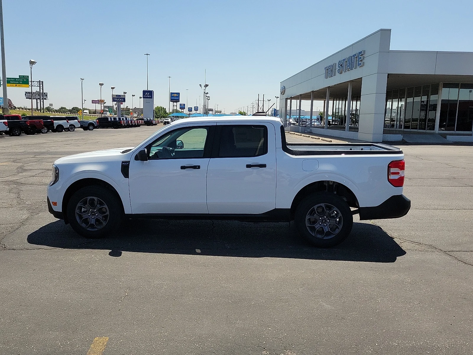 New 2025 Oxford White Ford XLT image 2