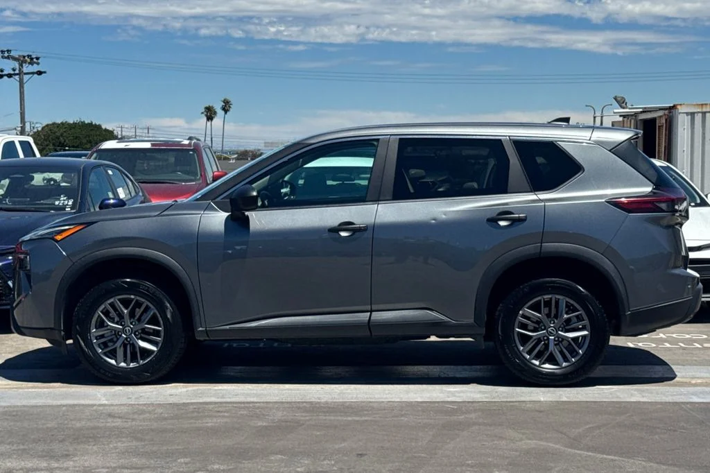 Used 2024 Gray Nissan S image 7