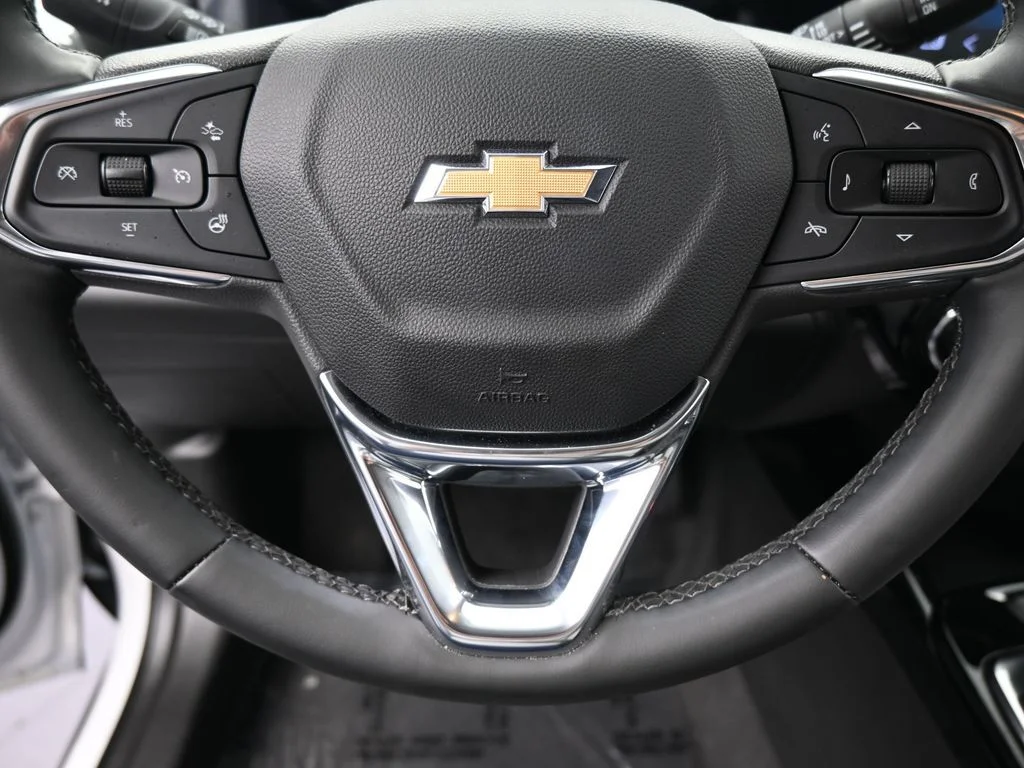 Used 2025 Summit White Chevrolet LT image 31