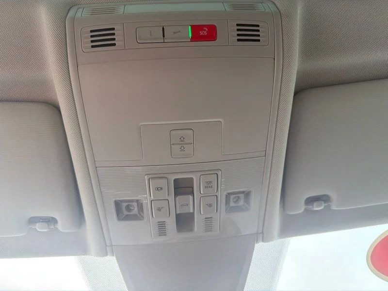 Used 2024  Volkswagen 2.0T SE image 32