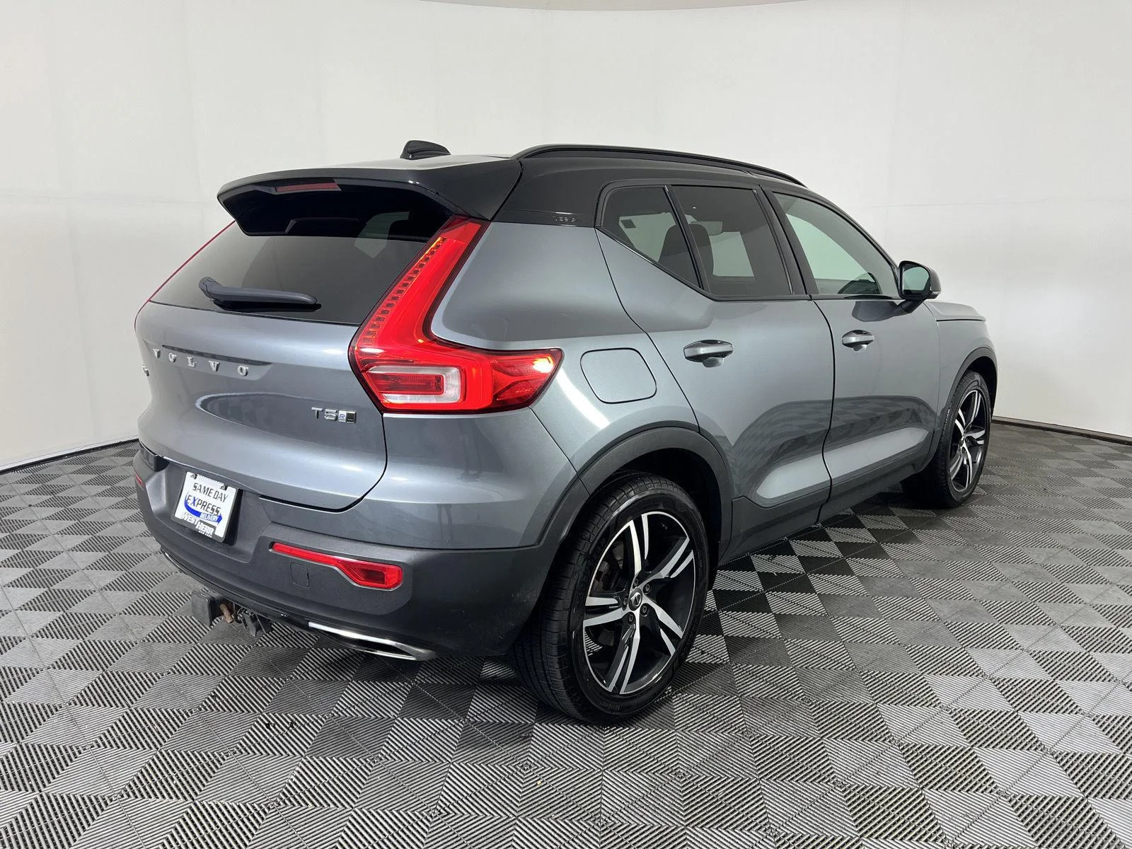 Used 2019 Gy Volvo R-Design image 3