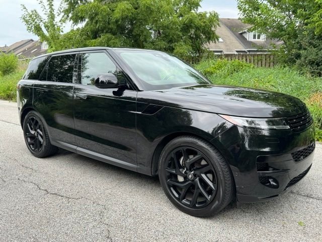 Used 2025 Santorini Black Metallic Land Rover SE image 4