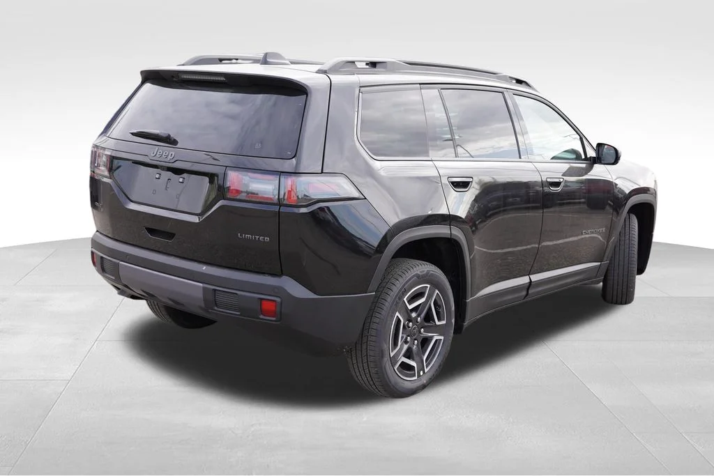 New 2026 Diamond Black Crystal Pearl-Coat Exterior Paint Jeep Limited image 3