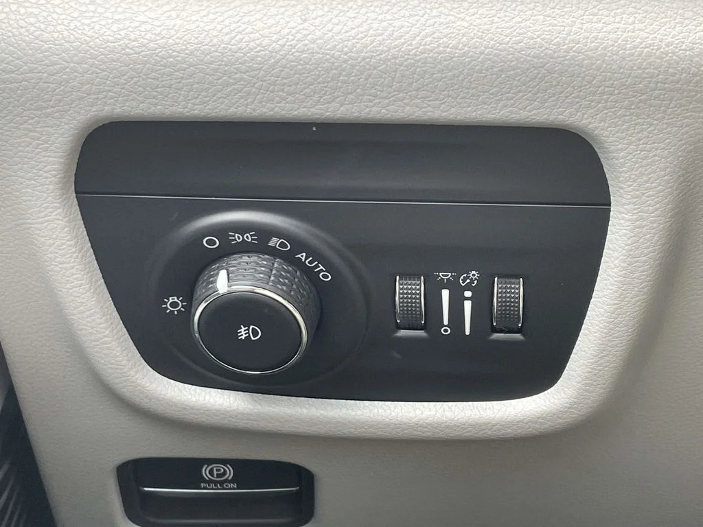 Certified Used 2022 Gray Jeep Overland image 25