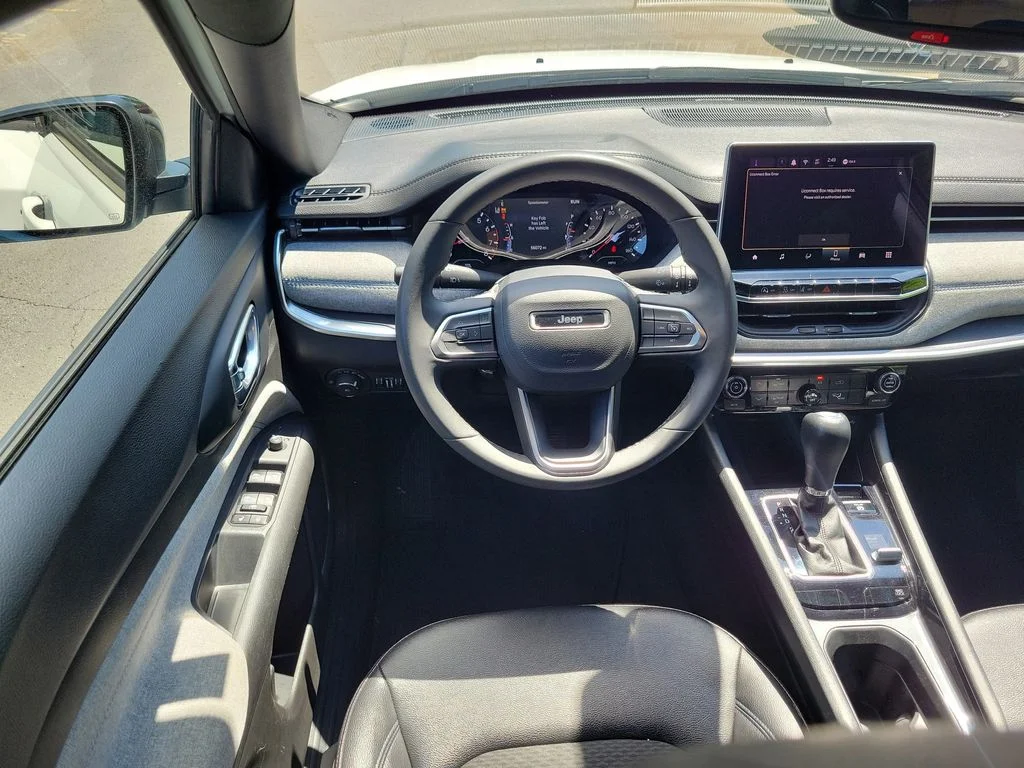 Used 2024 Silver Jeep Latitude image 12