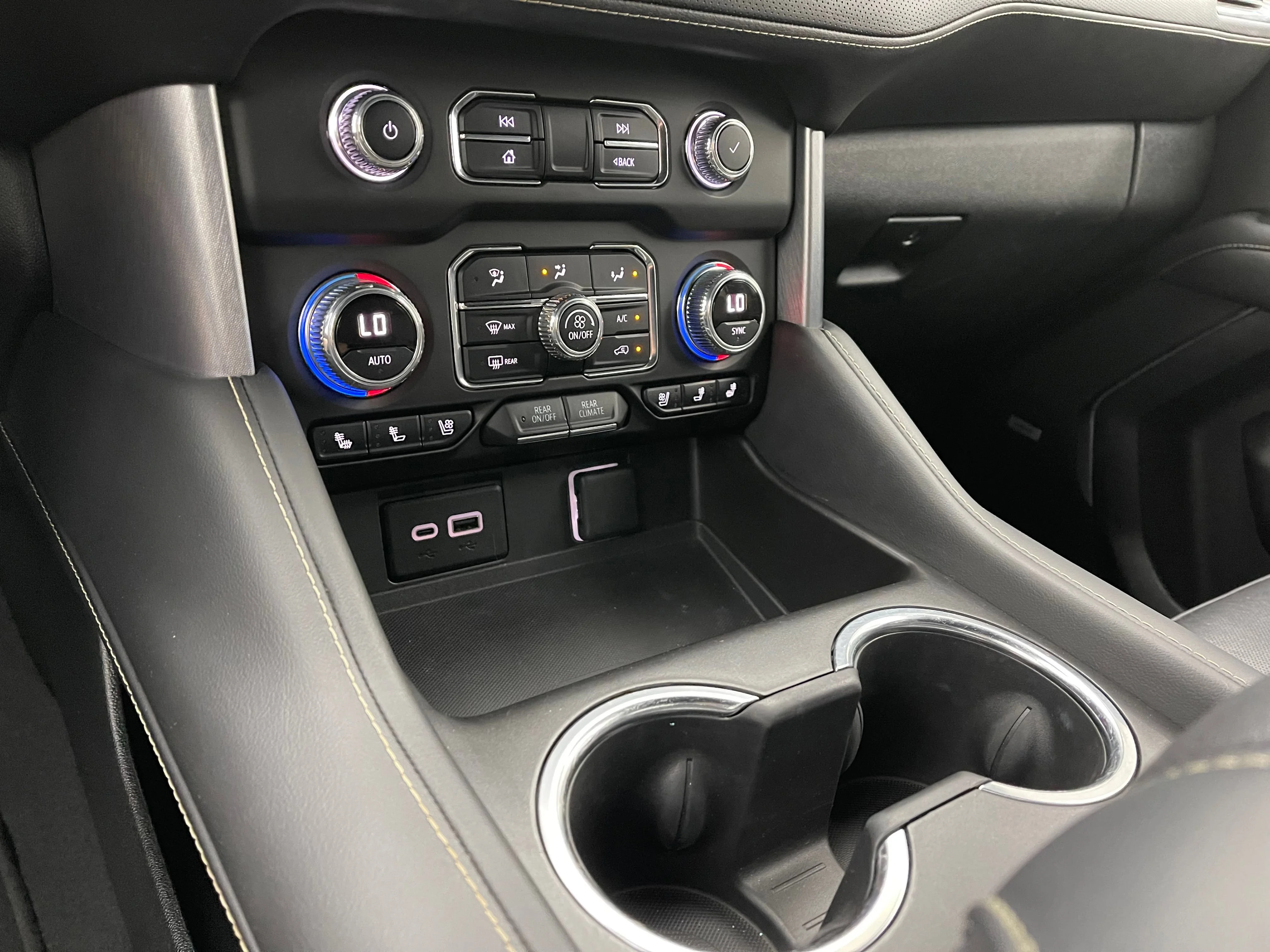 Used 2024 White Frost Tricoat GMC SLT image 31