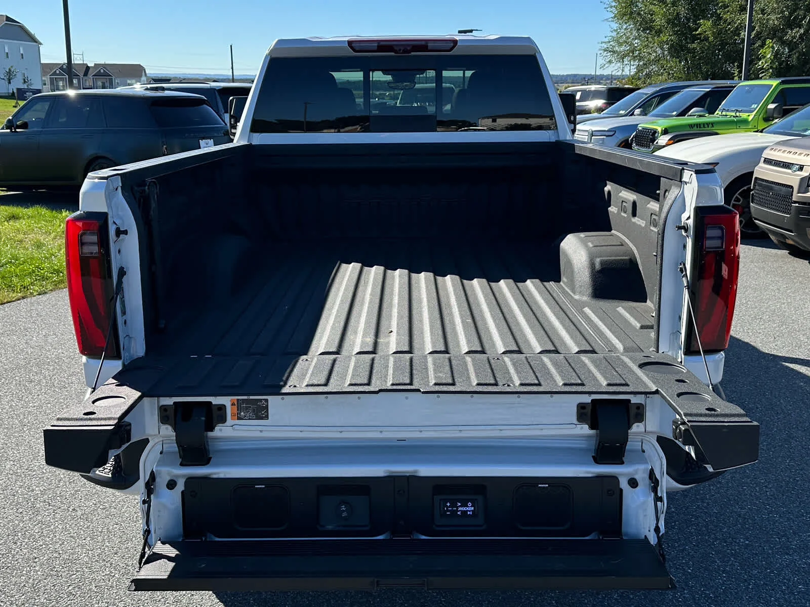 Used 2024 White Frost Tricoat GMC Denali Ultimate image 43