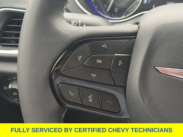 Used 2025 White Chrysler Limited image 27