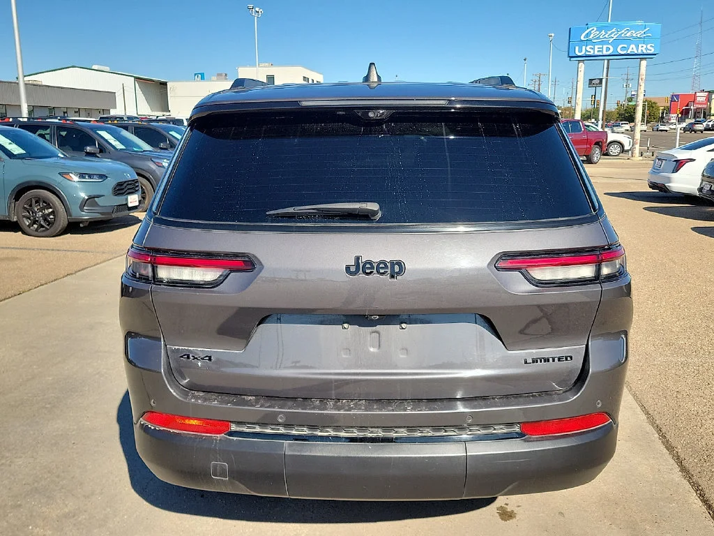 Used 2025  Jeep Limited image 10