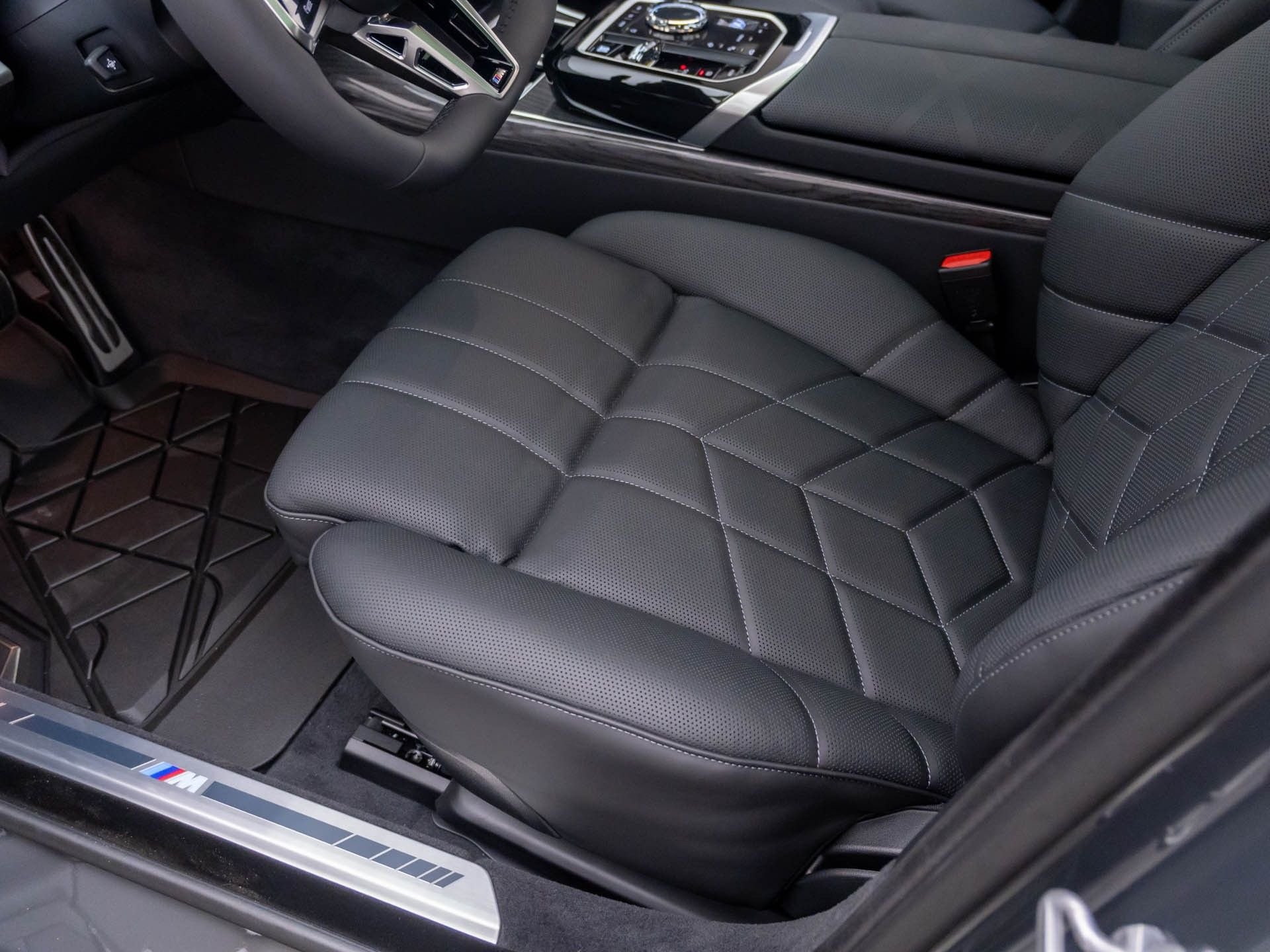 New 2026 Dravit Grey Metallic BMW 760i xDrive image 17