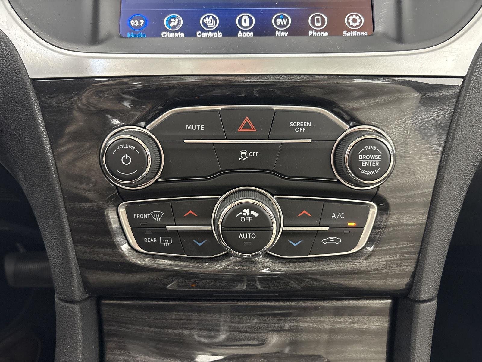 Used 2020 Silver Mist Clearcoat Chrysler Touring L image 9