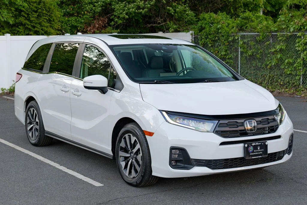 Used 2025 White Honda EX-L image 9