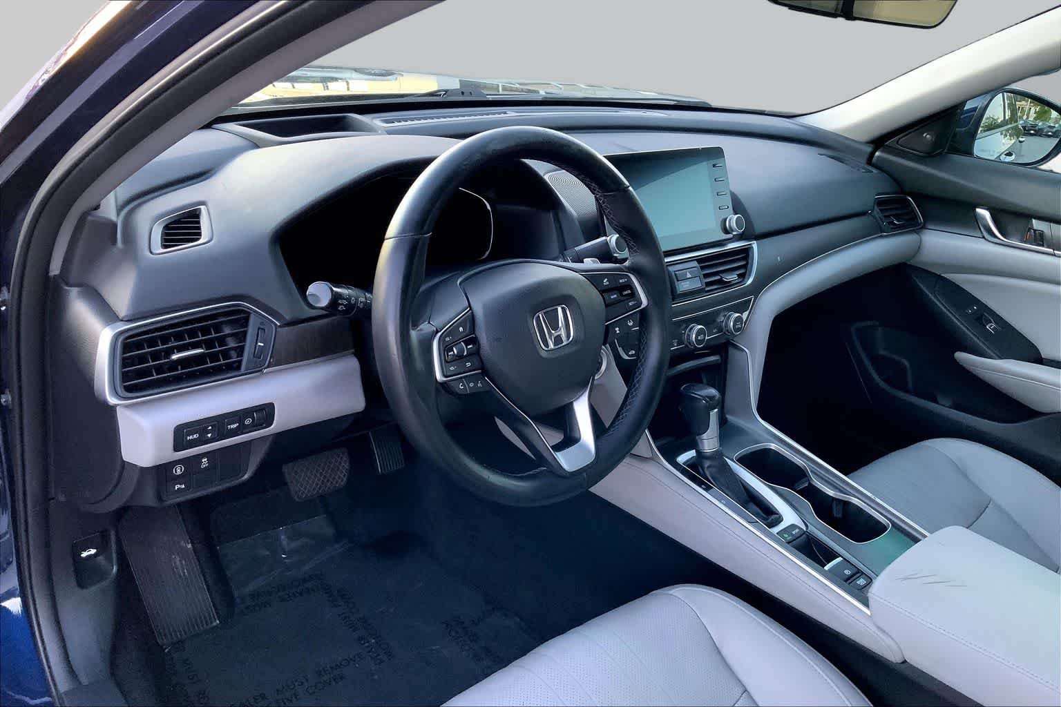 Used 2018 Obsidian Blue Pearl Honda Touring 1.5T image 17