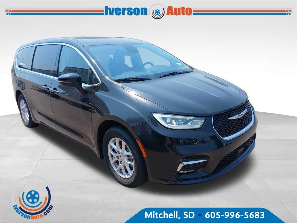 Used 2023 Black Chrysler Touring L image 4