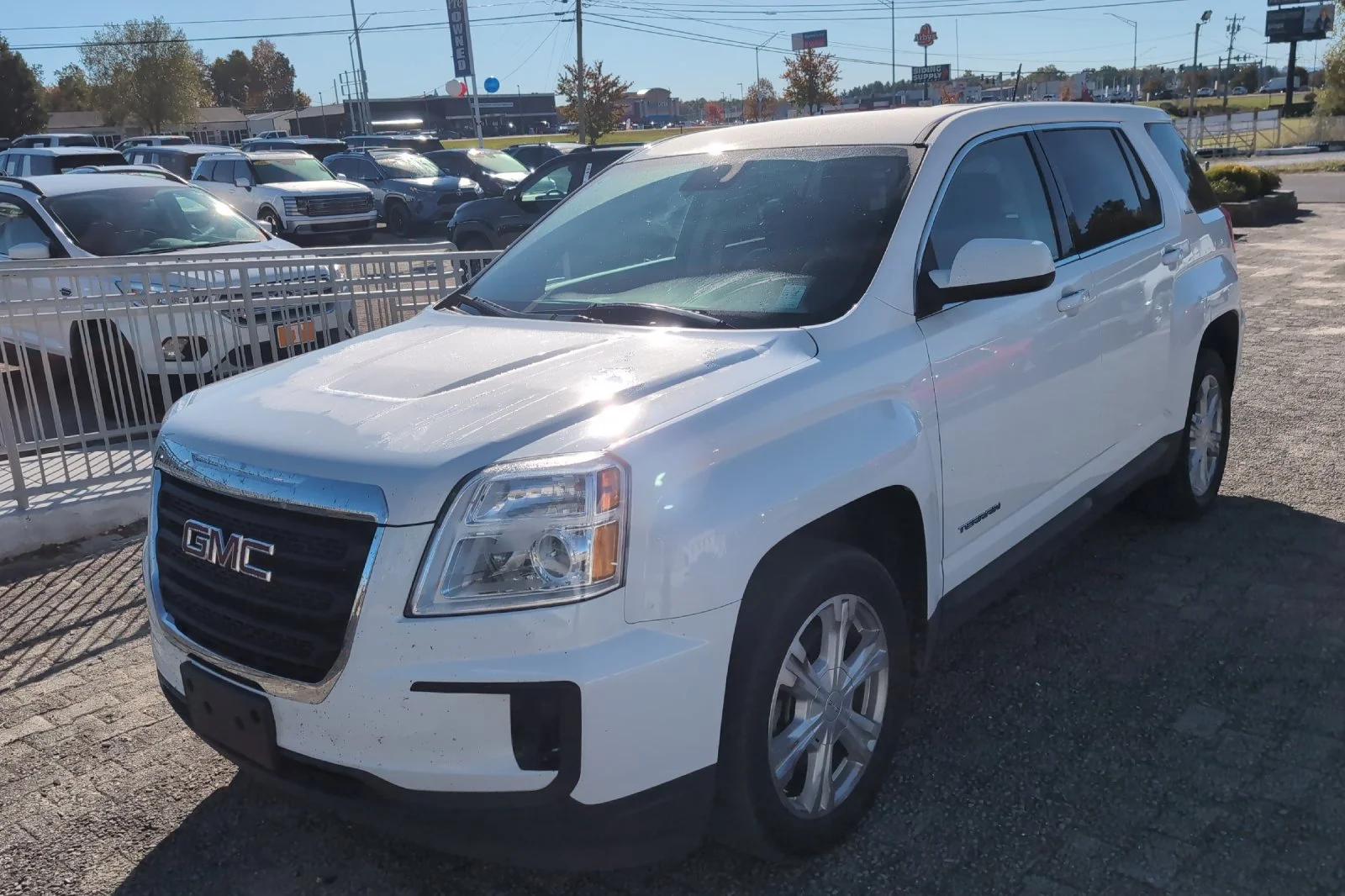 Used 2017 SUMMIT WHITE GMC SLE image 13