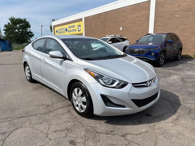 Used 2016 Silver Hyundai SE image 11