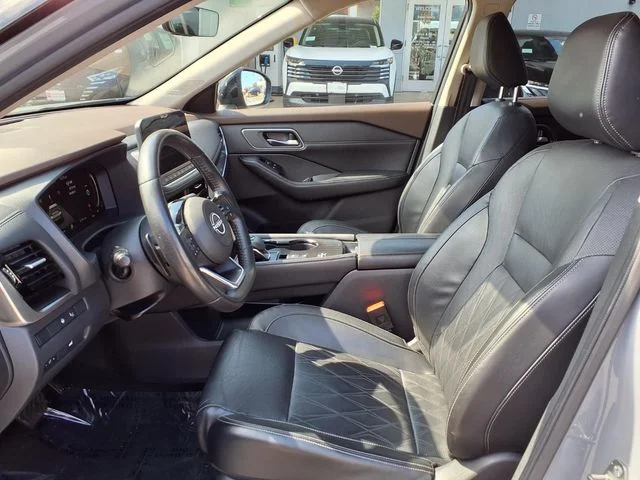 Used 2022 Gray Nissan Platinum image 15
