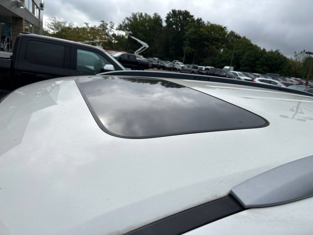 Used 2019 White Diamond Pearl Honda Touring image 10