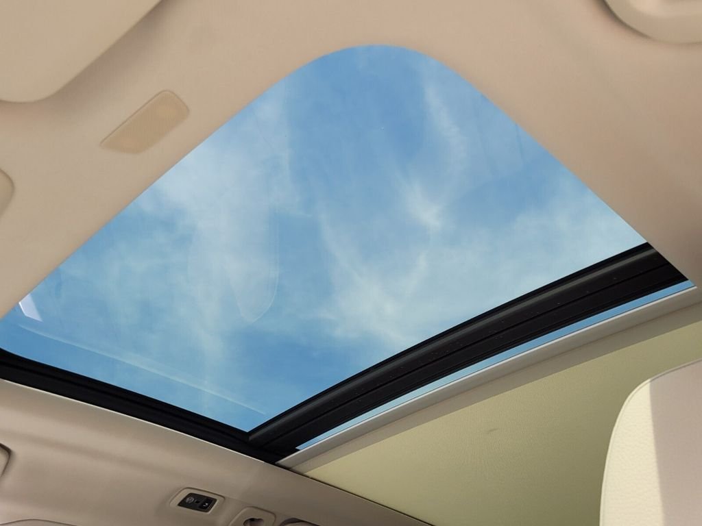Used 2020 White Volvo T6 Momentum image 19