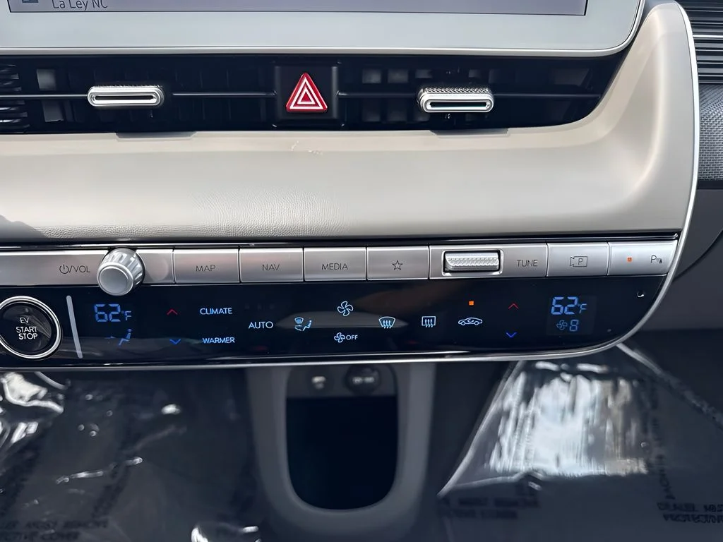 Used 2024 Gray Hyundai SEL image 18