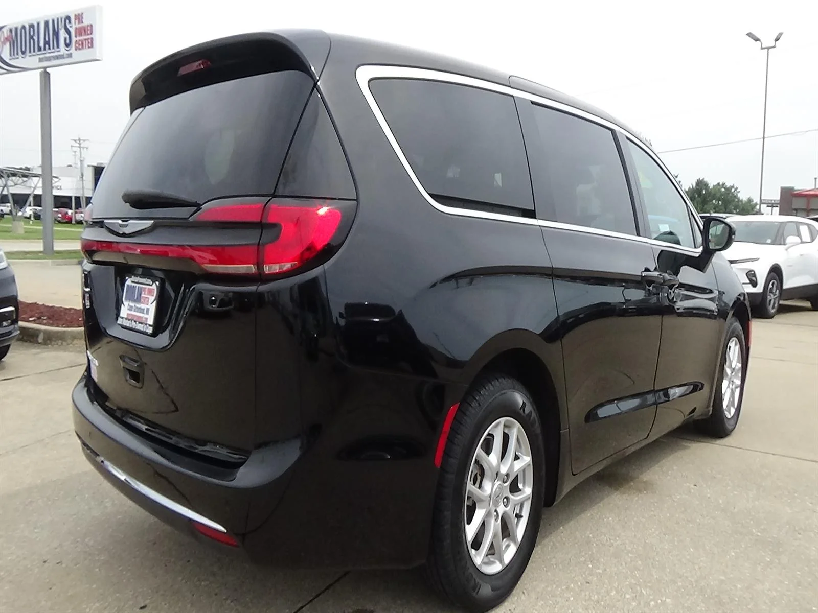 Certified Used 2024 Diamond Black Crystal Pearl Coat (pxj) Chrysler Touring L image 6