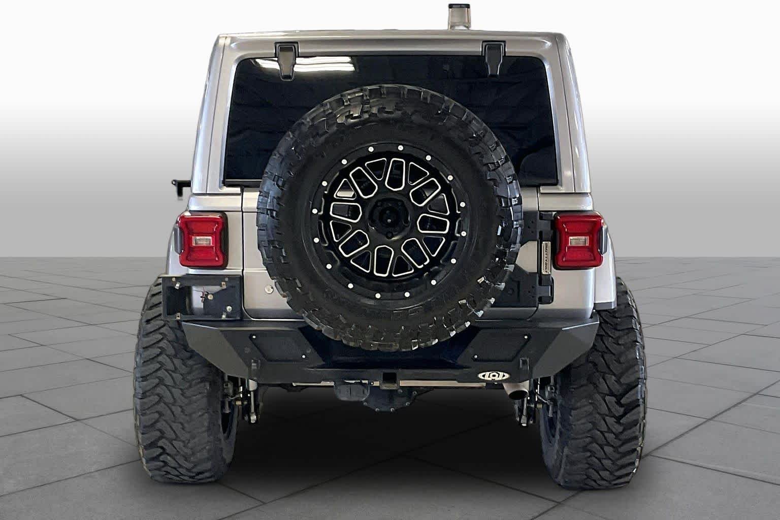 Used 2019 Billet Silver Metallic Clearcoat Jeep Sahara image 4