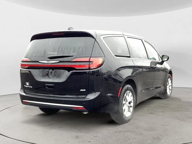 New 2026 Diamond Black Crystal Pearlcoat Chrysler SELECT AWD image 6