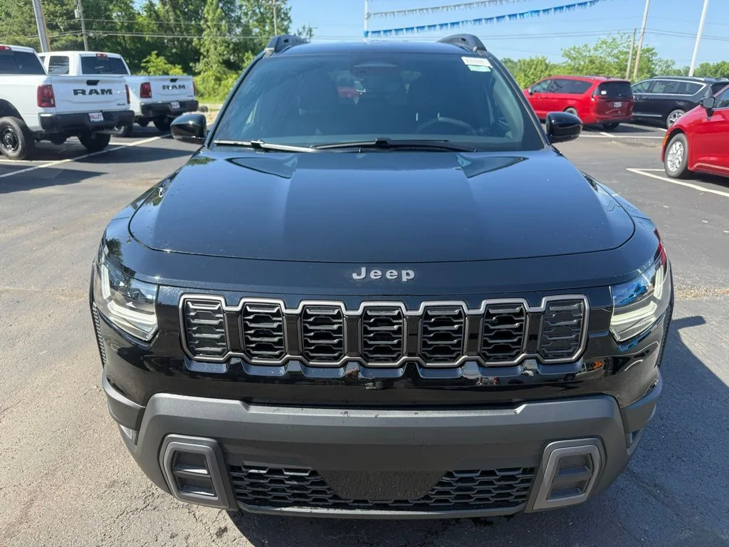 New 2026 Diamond Black Crystal Pearl-Coat Exterior Paint Jeep Limited image 9