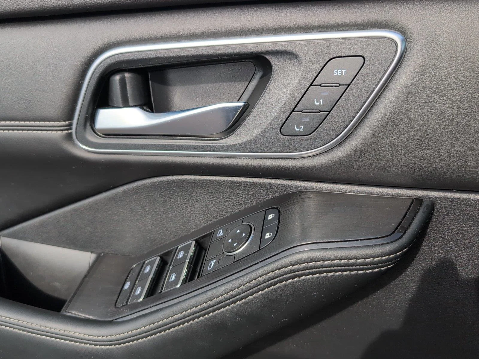 Used 2026 Super Black Nissan Platinum image 14