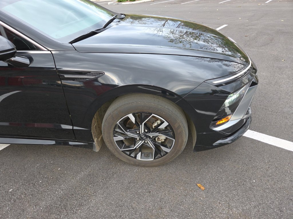 Certified Used 2025 Black Hyundai SEL image 4