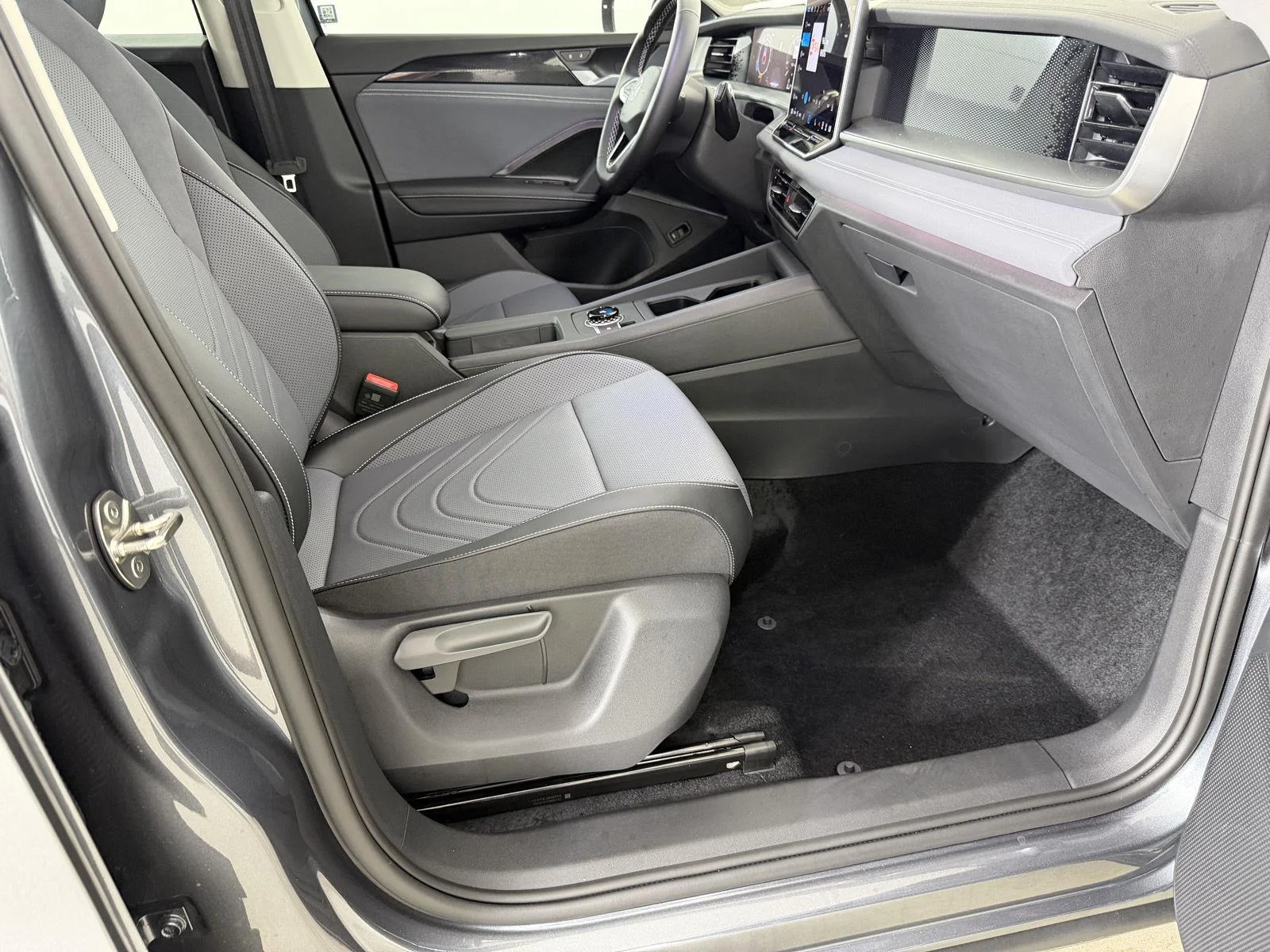 New 2026 Platinum Gray Metallic Volkswagen SE image 14