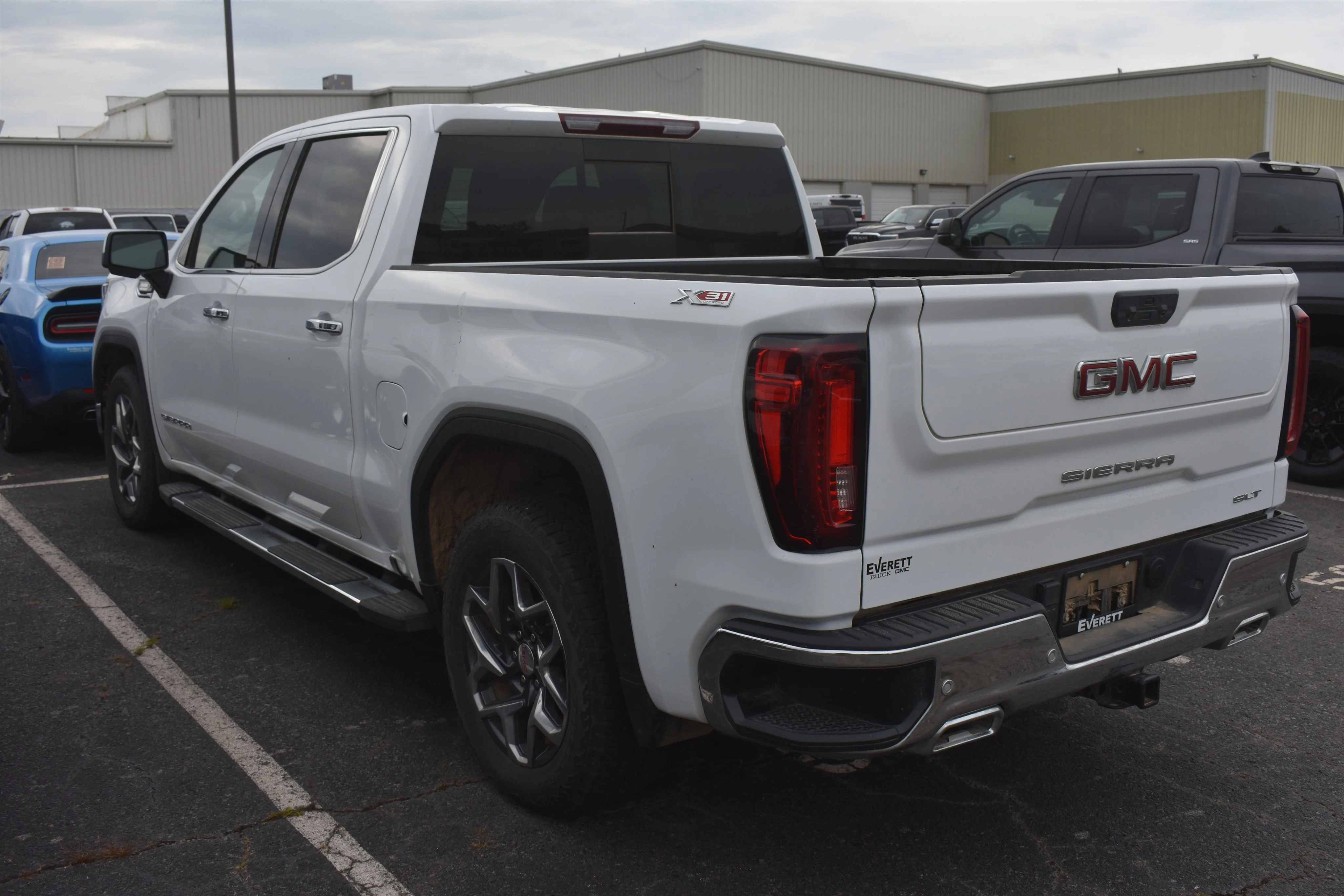 Used 2025 Summit White GMC SLT image 5