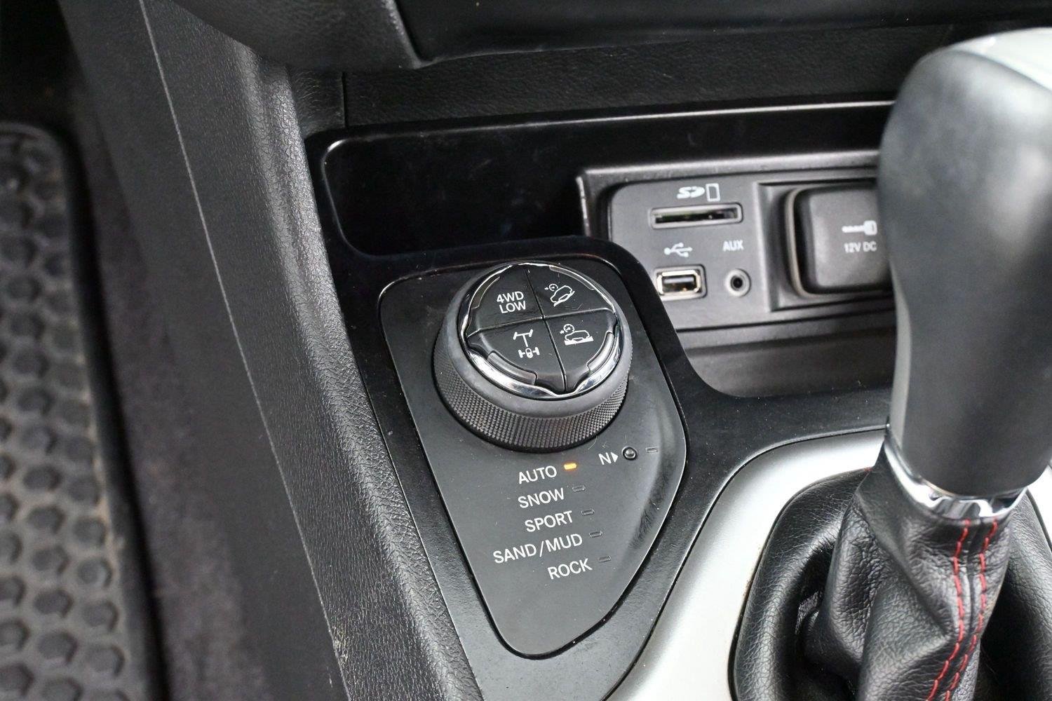 Used 2018 Diamond Black Crystal Pearlcoat Jeep Trailhawk image 20