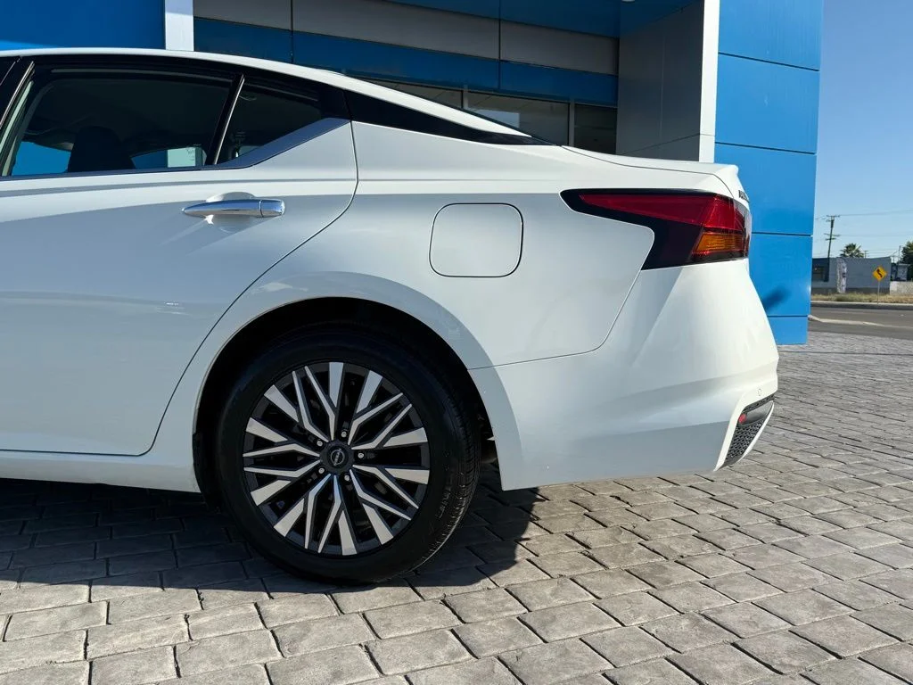 Used 2025 White Nissan 2.5 SV image 10